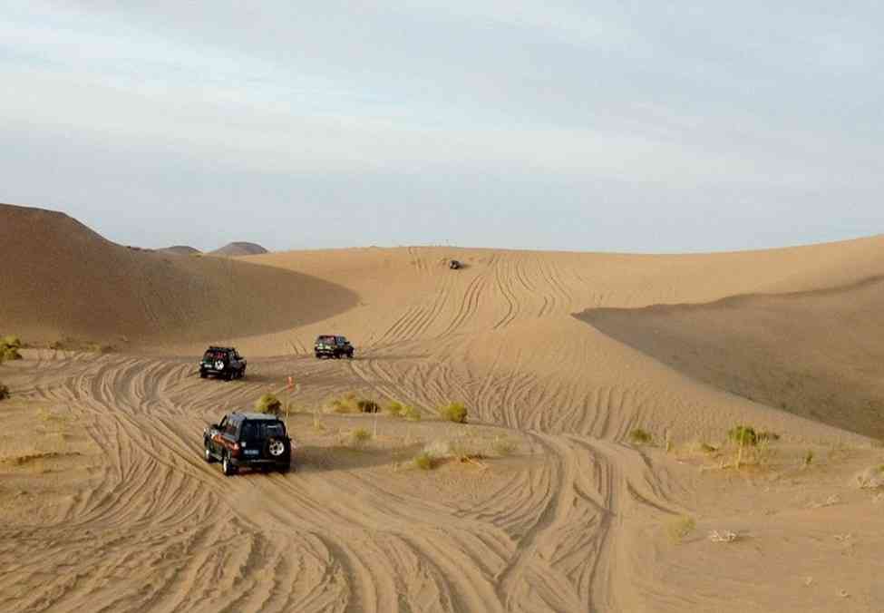 穿越世界最长的沙漠高速公路