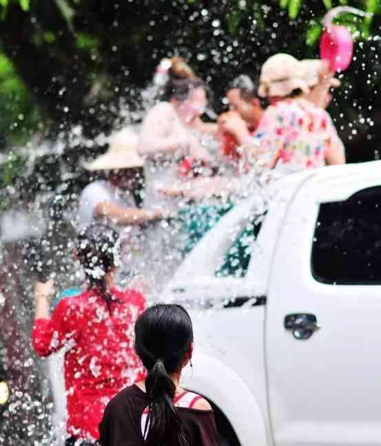 上半年最盛行的节日——泼水节