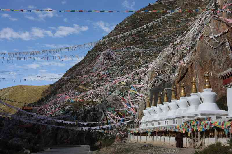 青海玉树十大旅游景点：贝大日如来佛石窟寺和勒巴沟摩崖