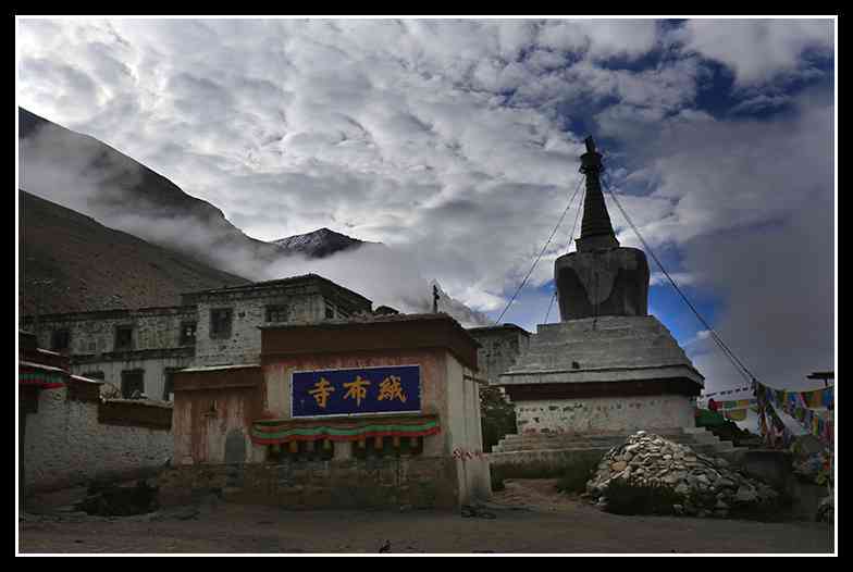 去西藏的珠穆朗玛峰旅游有哪些景点和需要注意的事项呢？