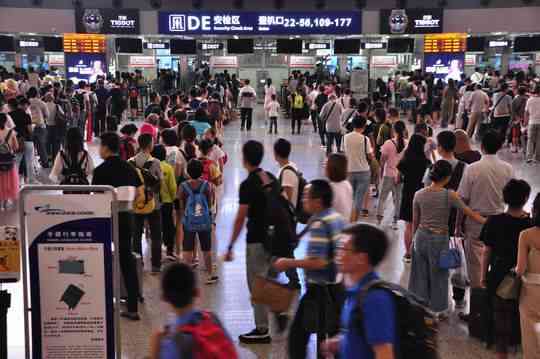 四川成都今日暴雨,航班延误致上万名旅游滞留机场