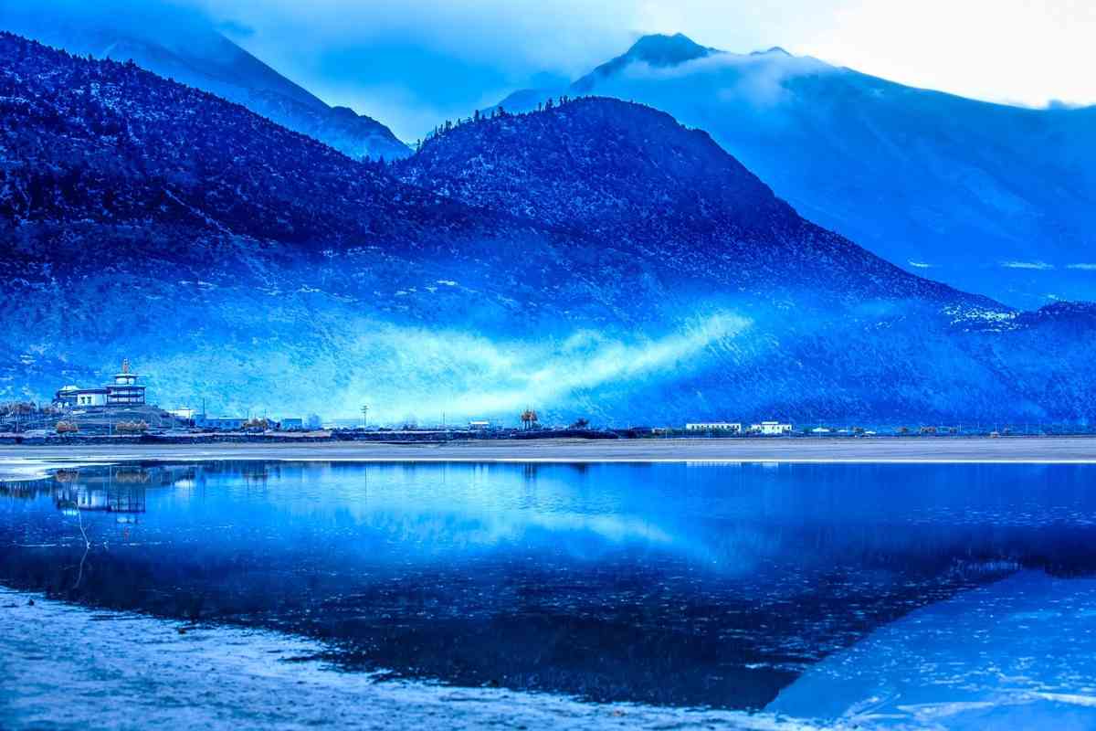 然乌湖——来自古冰川的旅游胜地