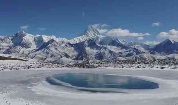 站在4500多米的冷噶措，眺望7556米的贡嘎雪山