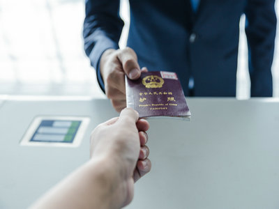 美国签证出签后，如何领取护照？